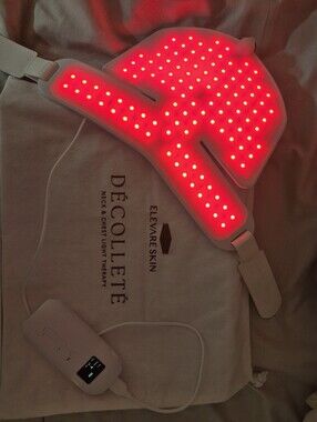 Elevare Décolletè Neck & Chest Red Light Therapy Device - White & Rose Gold